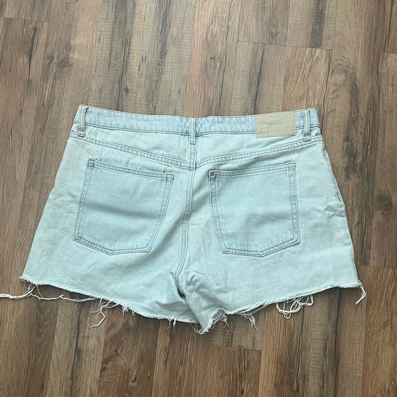 Light Wash 90s BF Short - Picture 2 of 2